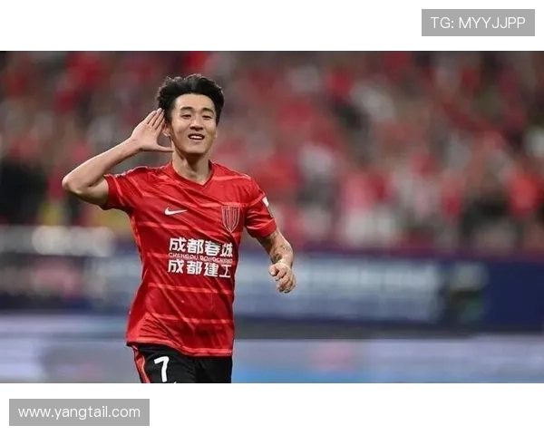 在老小区碰到韦世豪，他拎着那只名牌袋子，路人表情比赛场镜头还好看